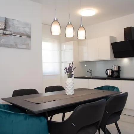 Apartmán 2 Stella Deluxe With A Heated Swimming Pool, Jacuzzi, Sauna And Bbq Turanj