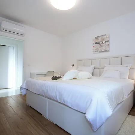 2 Stella Deluxe With A Heated Swimming Pool, Jacuzzi, Sauna And Bbq توراني
