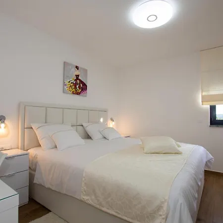 2 Stella Deluxe With A Heated Swimming Pool, Jacuzzi, Sauna And Bbq * Turanj