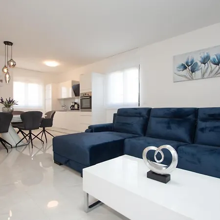 2 Stella Deluxe With A Heated Swimming Pool, Jacuzzi, Sauna And Bbq توراني